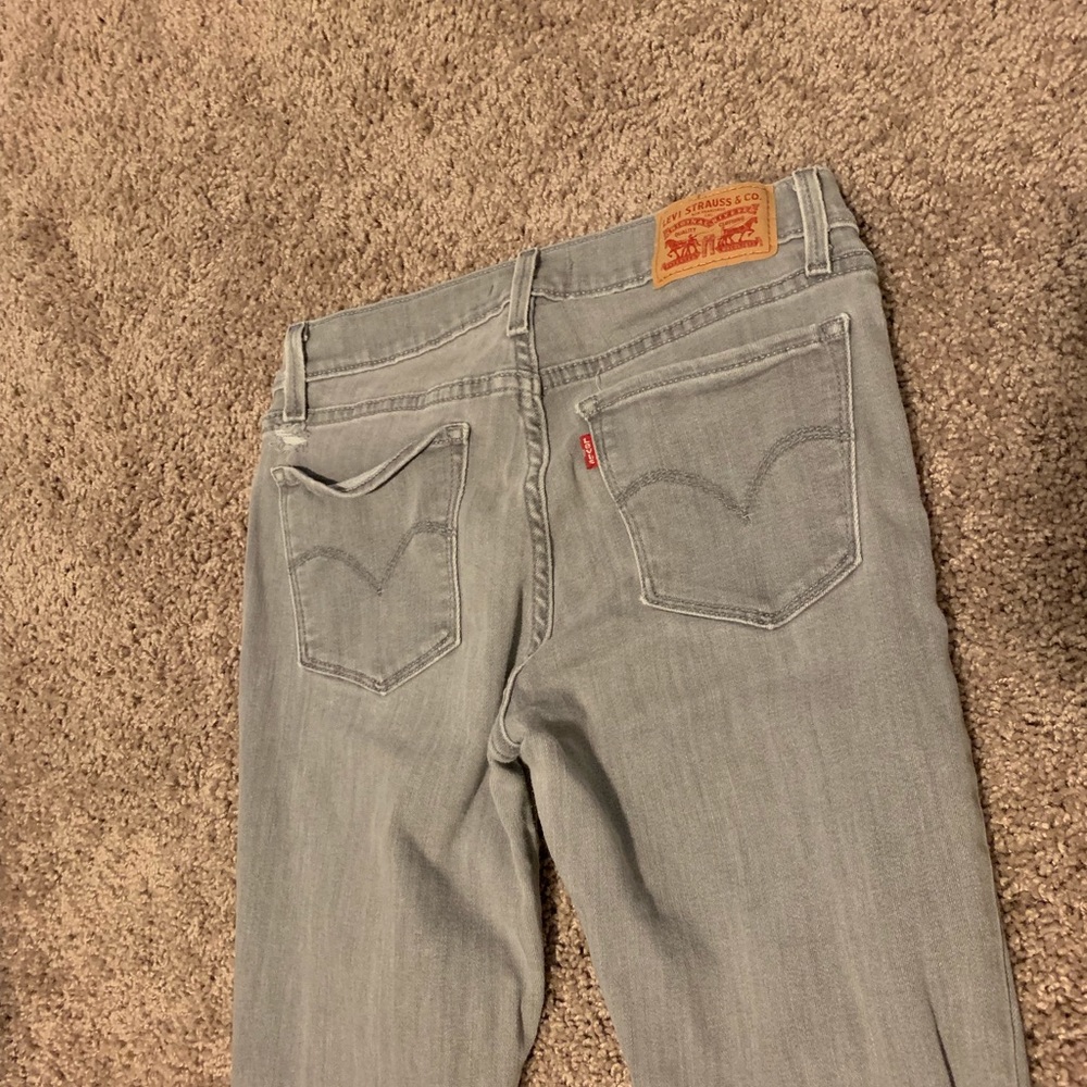 Grey Levi’s skinny jean